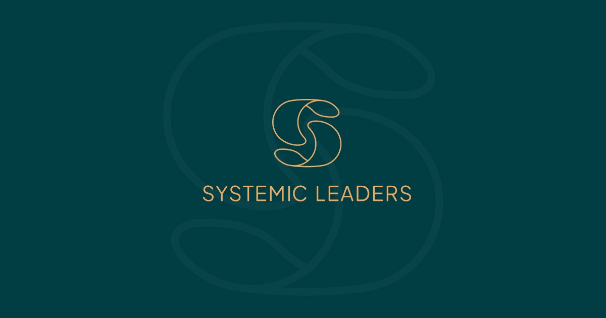 Logo van Systemic Leaders met gestileerde letters op een donkere achtergrond.